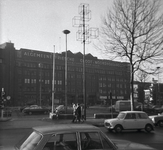 854889 Gezicht op het 1e Jaarbeursgebouw van de Koninklijke Nederlandse Jaarbeurs op het Vredenburg te Utrecht.